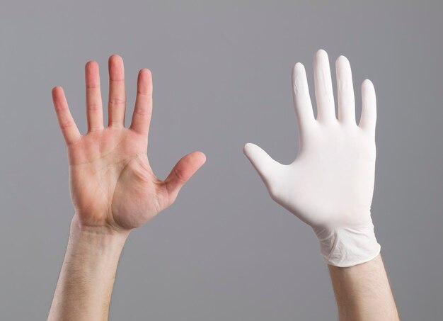 Photo close-up of hands over white background