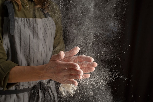 Photo close up hands with flour