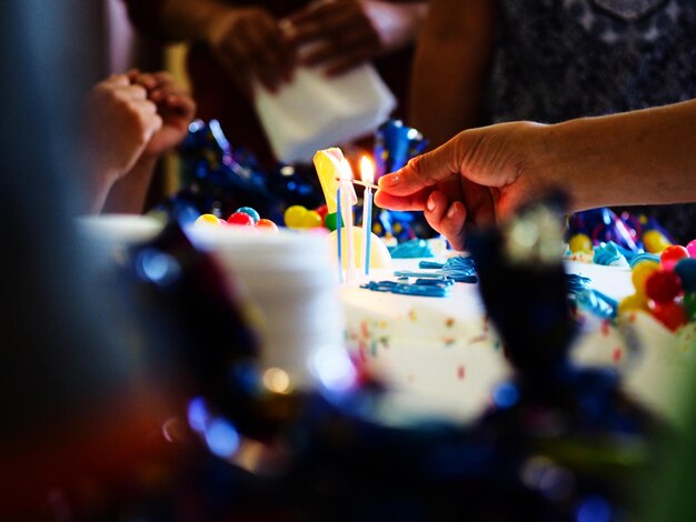 Photo close-up of hands with people in background