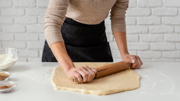 Foto chiudere le mani con il perno del rullo