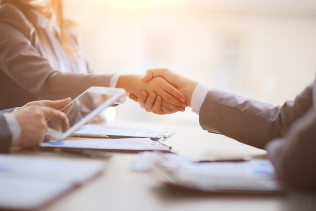 Close up. handshake of business people at the negotiating table. concept of partnership.