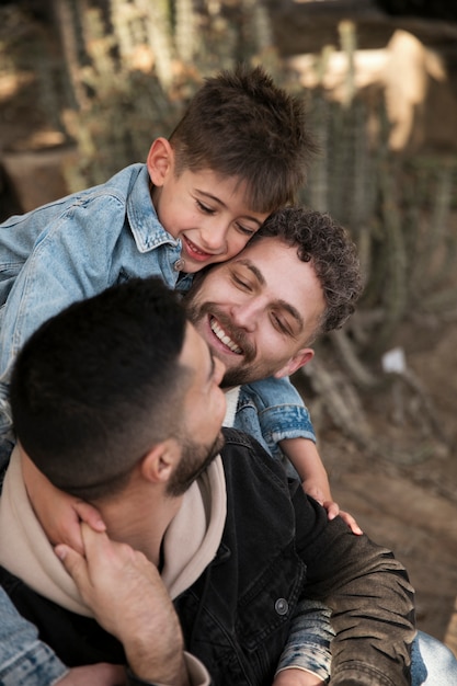 Foto chiudere la famiglia felice in natura