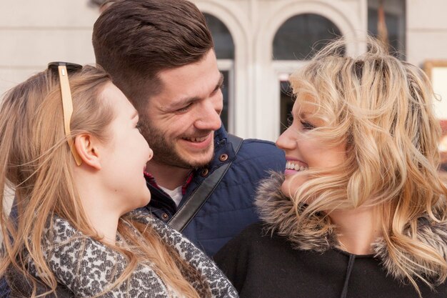 Photo close-up of happy friends in city