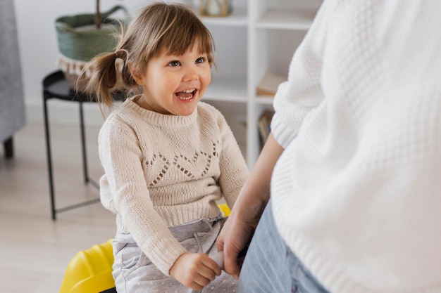 写真 幸せな女の子を屋内でクローズアップ