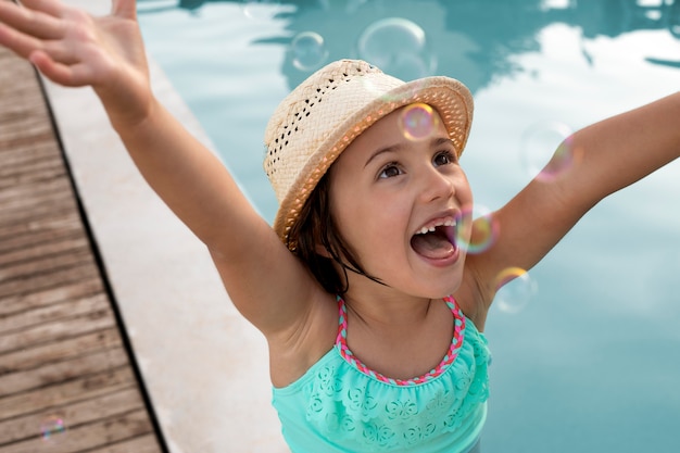 Photo close up happy girl at pool