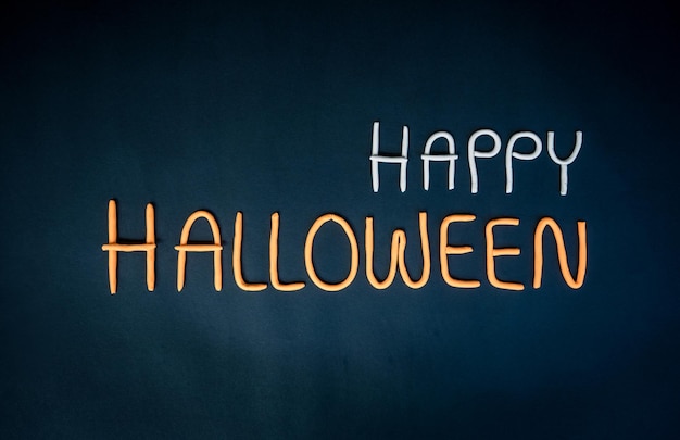 Foto close-up del testo felice di halloween su sfondo nero