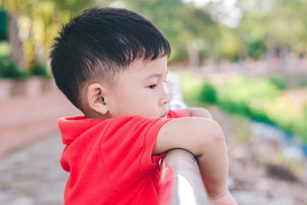 幸せな子供のクローズアップは、人生を楽しむ笑いです。自然、公園、屋外での子供の肖像