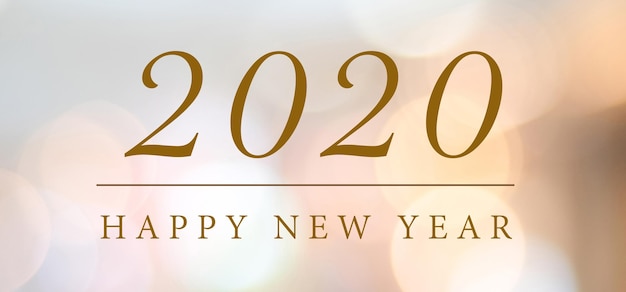 Близкий план текста и цифры "Счастливого нового года" на освещенном фоне