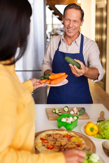 Foto chiudere le persone felici con il cibo