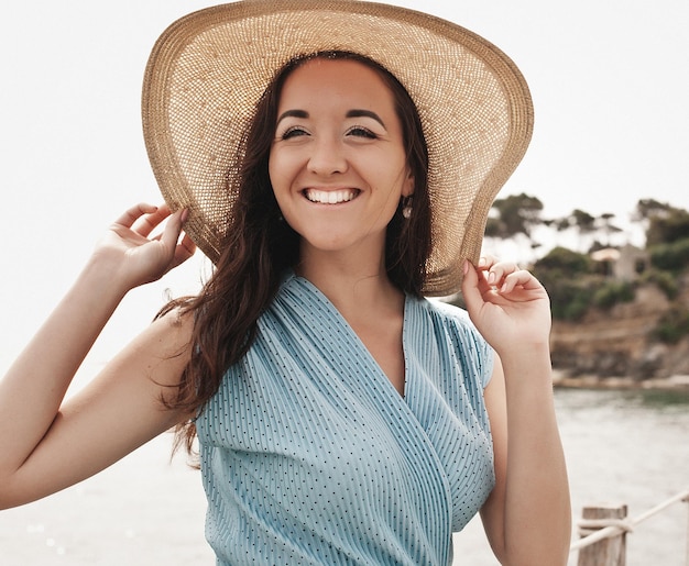 海の夏休みの近くで幸せな女性を閉じる