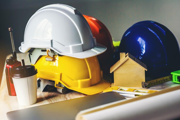 Photo close-up of hardhats on table