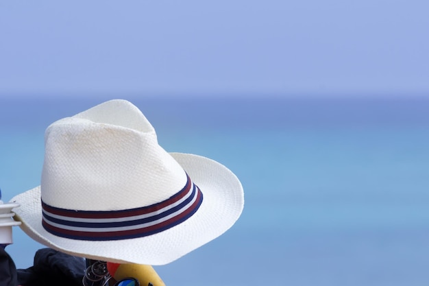 Foto prossimo piano del cappello contro il mare