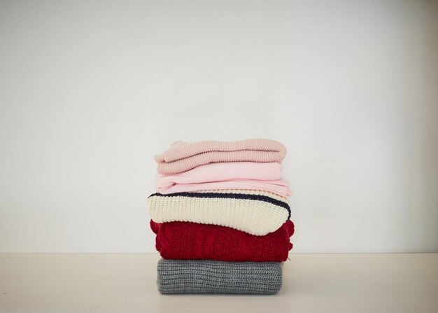 Photo close-up of hat on table against wall