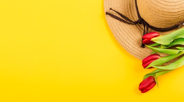 Foto close-up di un cappello su sfondo giallo