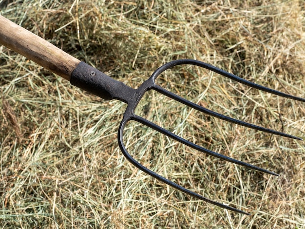 干し草のフォークのクローズアップ。農業のためのツール。