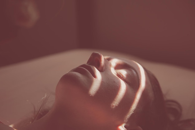 Photo close-up of the head of a young woman with closed eyes