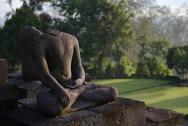 Photo close-up of headless statues