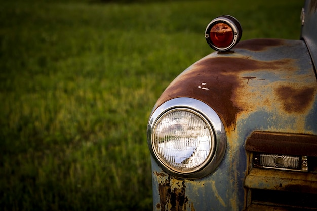 Foto close-up del proiettore di un'auto abbandonata