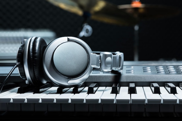 Photo close-up of headphones over piano