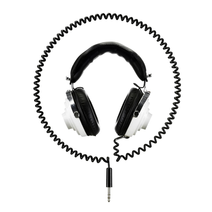 Photo close-up of headphones over white background