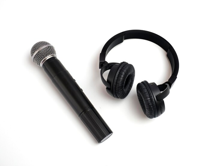 Photo close-up of headphones with microphone against white background