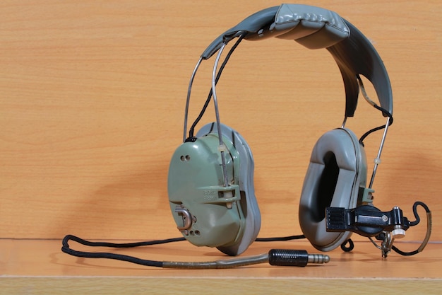 Photo close-up of headphones on wooden table