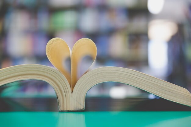 Foto prossimo piano della forma del cuore sul libro