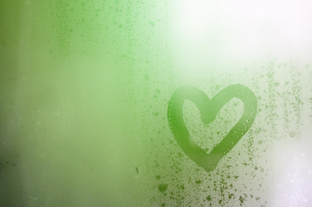 Photo close-up of heart shape on glass window