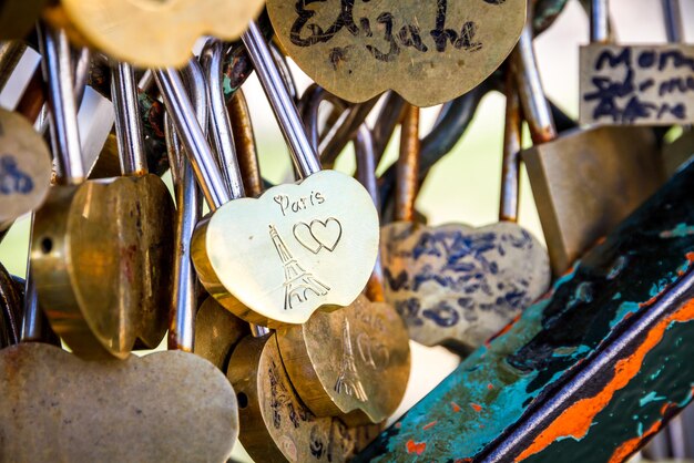 Photo close-up of heart shape hanging on metal