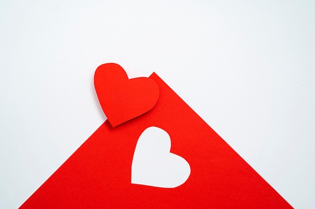 Foto close-up di forma di cuore su carta su sfondo bianco