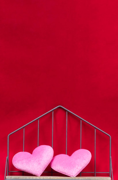 Photo close-up of heart shape on pink railing