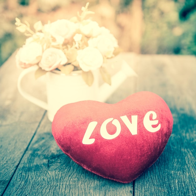 Photo close-up of heart shape on red table