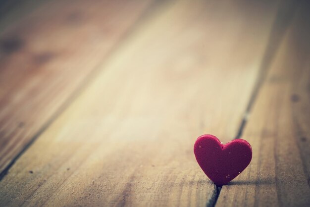 Photo close-up of heart shape on table