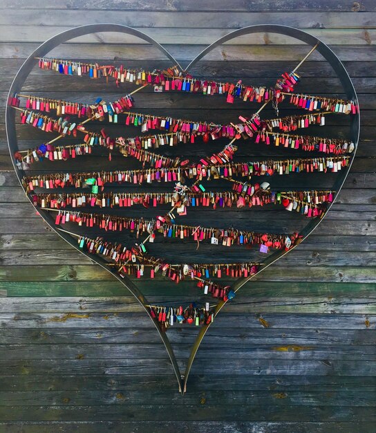 Photo close-up of heart shape on wall