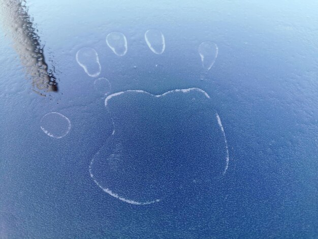 Photo close-up of heart shape on wet glass