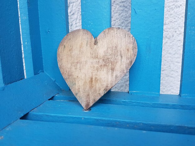 Photo close-up of heart shape wood on blue bench