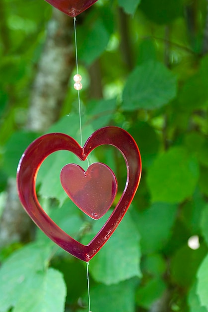 Foto close-up di una decorazione a forma di cuore appesa all'aperto