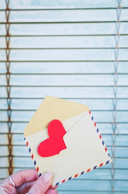 Photo close-up of heart shapes on wall