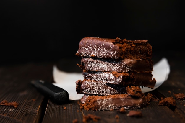 Foto close-up heerlijke brownies met suiker