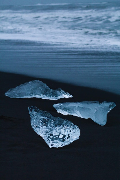 Close-up helder ijs op Reynisfjara strand concept foto
