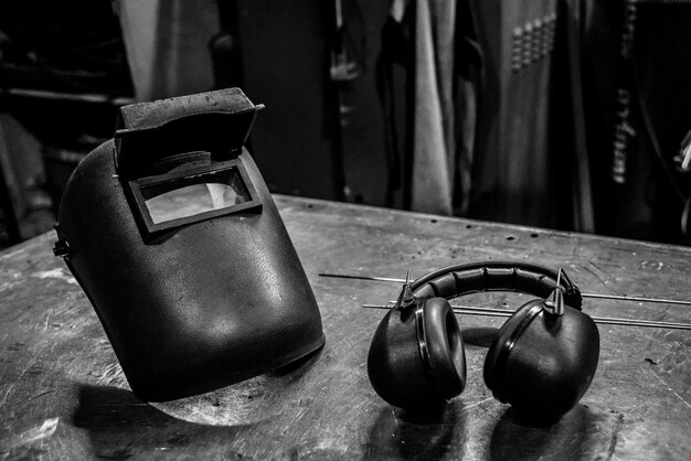 Photo close-up of helmet and headphones on table