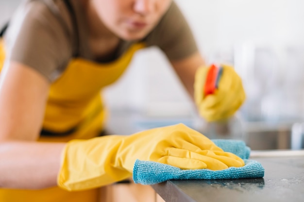 Foto close-up het volwassen schoonmaken met vod