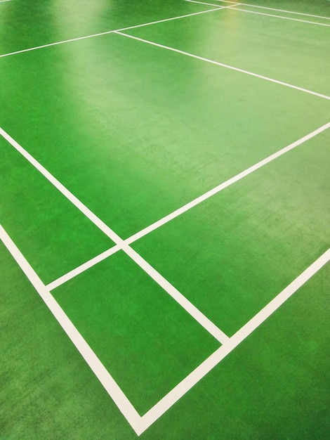 Foto chiuda sulla vista d'angolo dell'angolo alto del campo da badminton