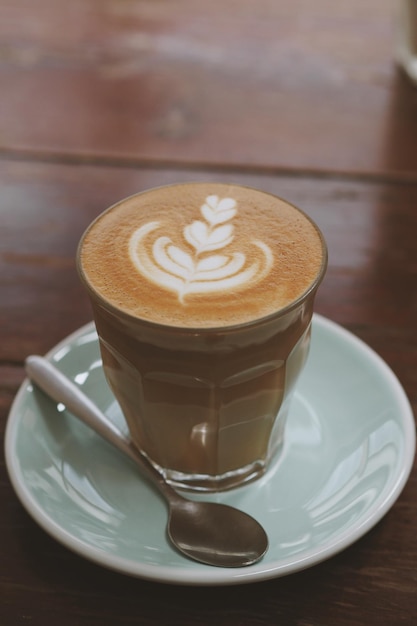 テーブルの上のカプチーノのクローズアップの高角度のビュー