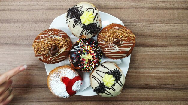 Photo close-up high angle view of doughnuts