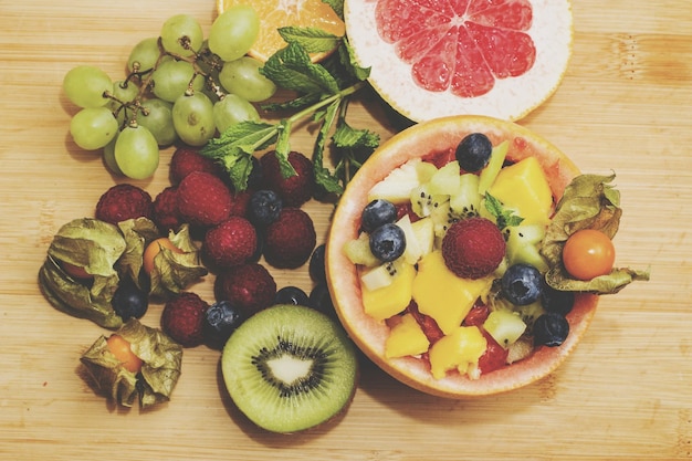 Photo close-up high angle view of fruits on table