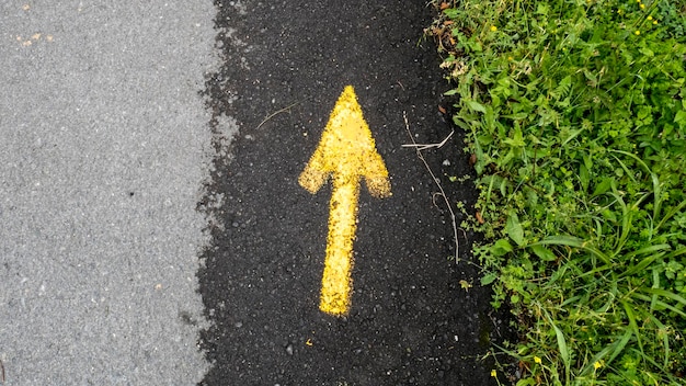 写真 黄色い道路のクローズアップの高角度の景色