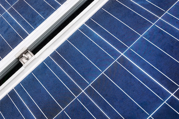 太陽電池パネルのクローズアップの高角度ビュー