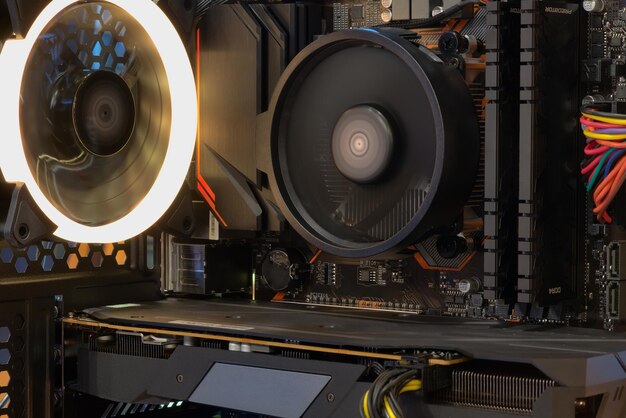 Close-up high-performance desktop- en koelsysteem op CPU-socket met LED-lichtshowstatus