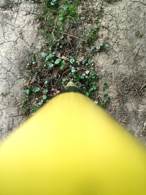 Foto seczione alta di un palo giallo all'aperto in primo piano